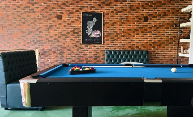 Billiard table in the members area of Piti Weed Club Madrid