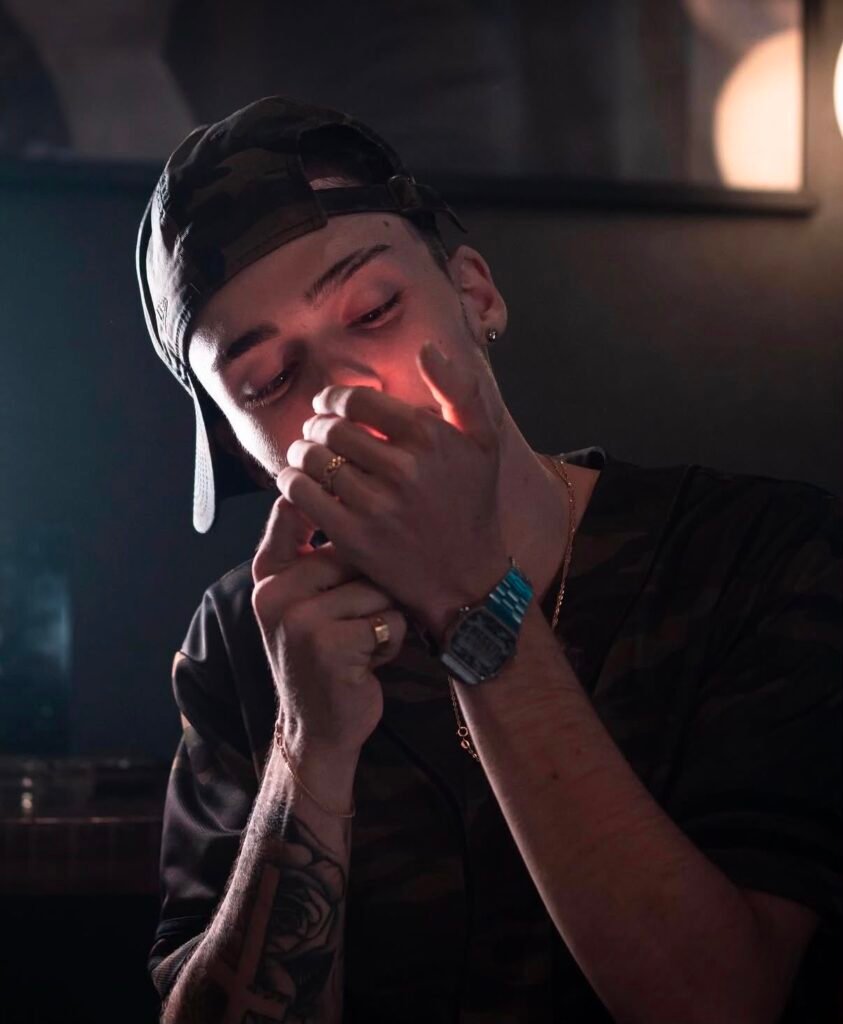 Member smoking a joint at Piti Weed Club Madrid